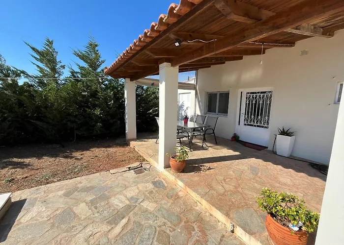 Cozy Mycenae Escape Near Ruins